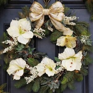 Beautiful Holiday Wreath NWT (New with Tags) Cream and White Florals